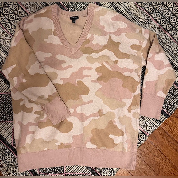 torrid Sweaters - EUC Torrid Camouflage Pink and Tan V Neck Pullover Sweater